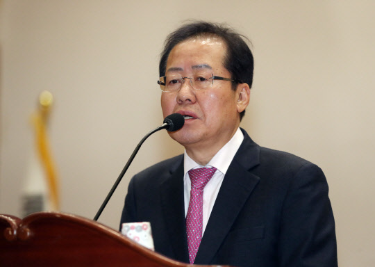 발언하는 홍준표 대표 자유한국당 홍준표 대표가 2일 오전 국회 의원회관에서 열린 전국위원회 회의에서 발언하고 있다. 2018.2.2